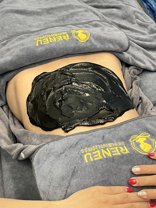 The finished mud pack holds its heat