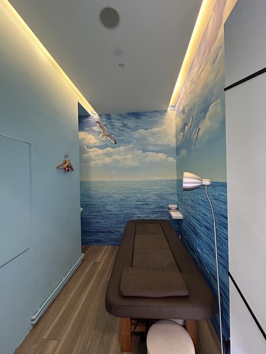 Ocean-themed treatment room at RENEU