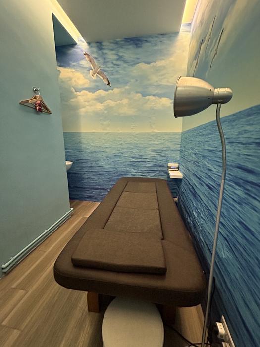 Quiet ocean-themed room for body treatments
