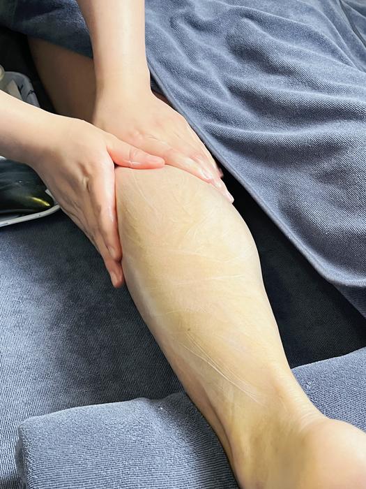 Lower leg meridian work during a Bojin session