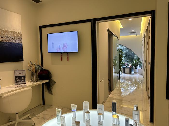 Reception desk at a RENEU outlet