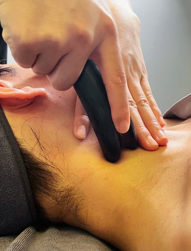 RENEU therapist performing an RS Pro Bojin back treatment