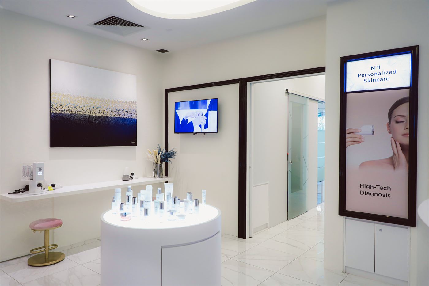 <span class="lang-en-only">Treatment rooms at RENEU Skin & Wellness</span><span class="lang-zh-only">RENEU Skin & Wellness 疗程室</span>