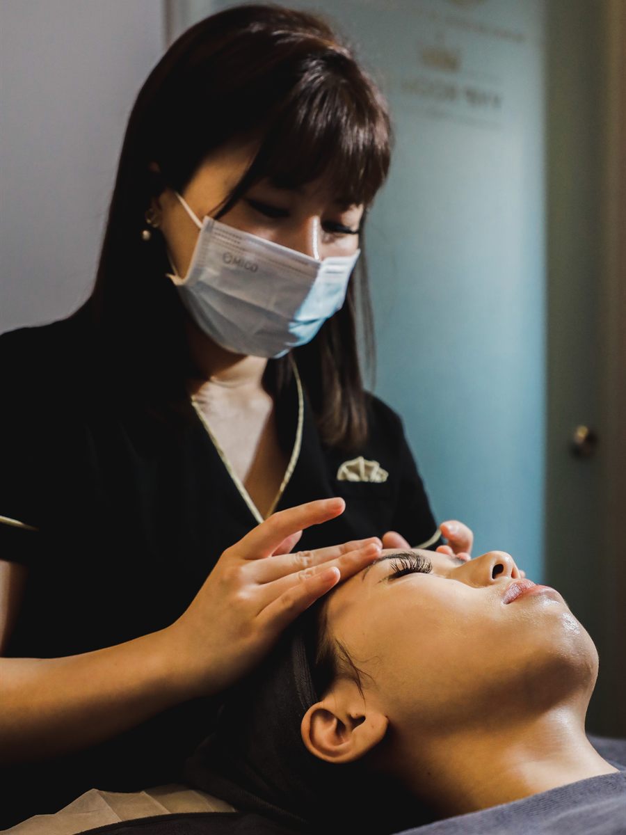 <span class="lang-en-only">A RENEU therapist working on a guest</span><span class="lang-zh-only">RENEU 理疗师为客人施作疗程</span>